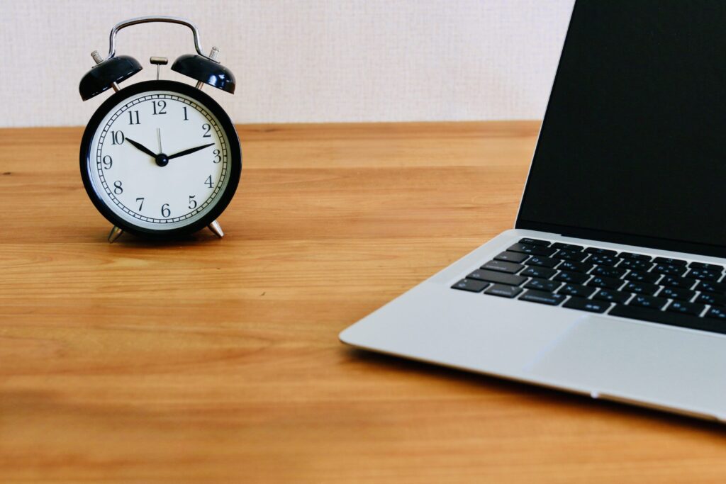 置き時計とパソコン