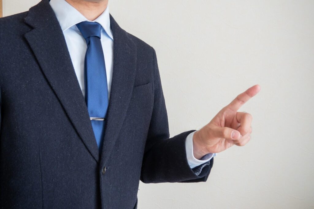 解説するビジネスマン