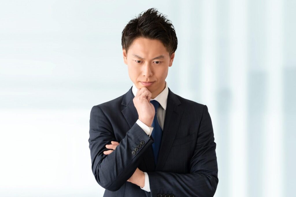 FXの移動平均線について考えているビジネスマン
