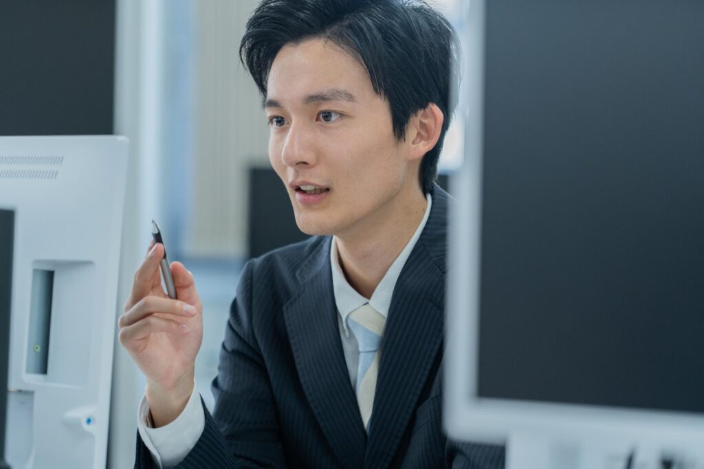 FXの口座開設の流れを調べる若いビジネスマン