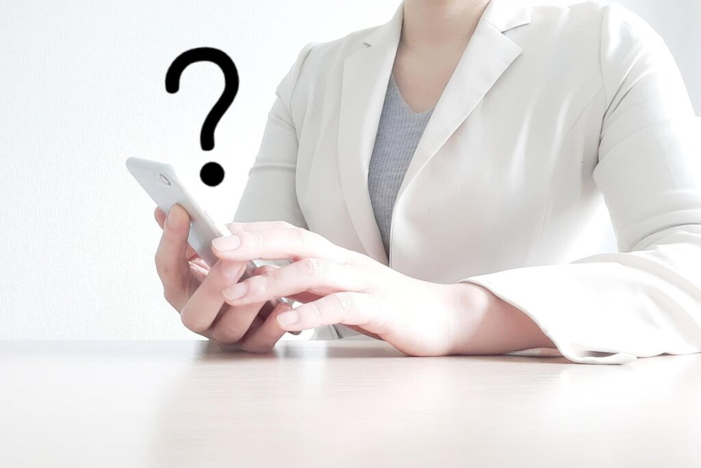 FXのスリッページについてスマホで調べる女性の手元