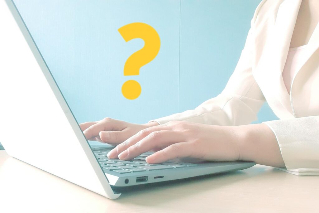FXのテクニカル分析についてパソコンで調べる女性の手元