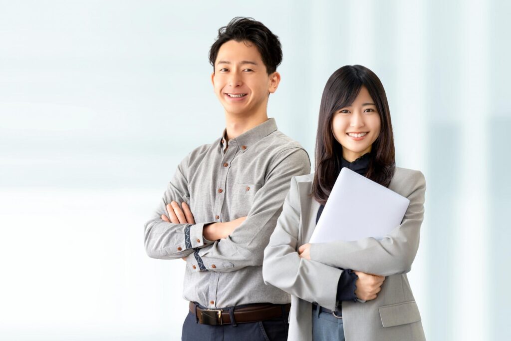 腕を組んでこちらに微笑む男女