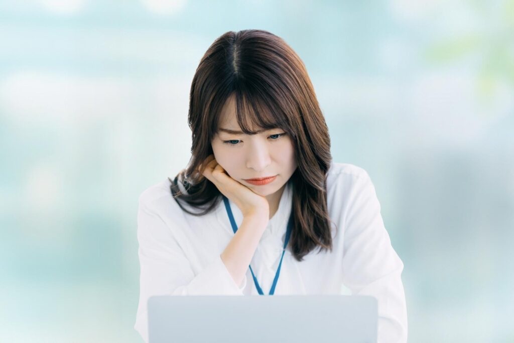 ほったらかし運用で失敗して不満そうな表情の白服の女性