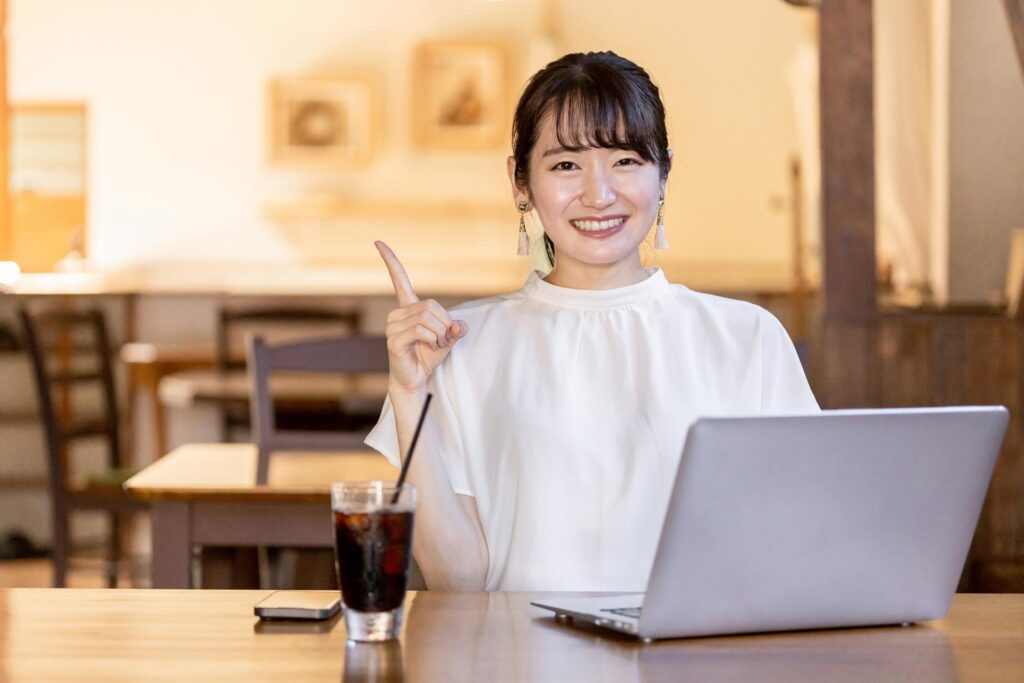 FXを10万円から始めるメリットについて解説する若い女性