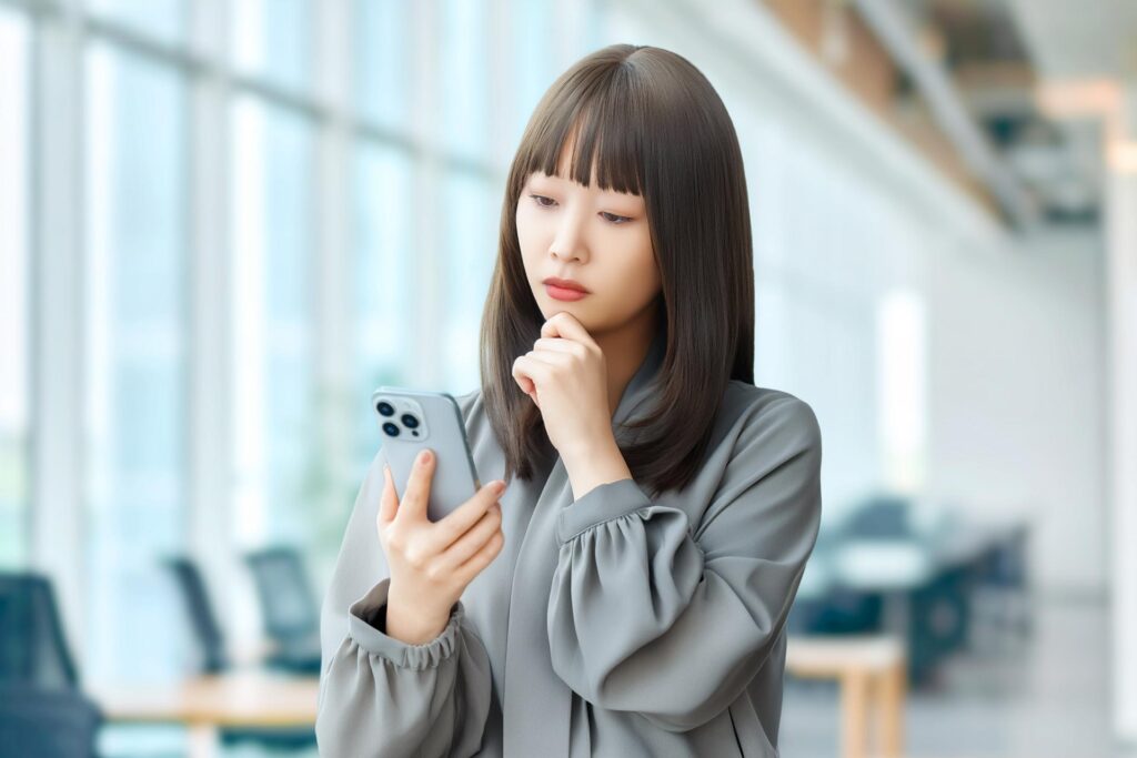 スマホFXについてのよくある質問を確認する女性