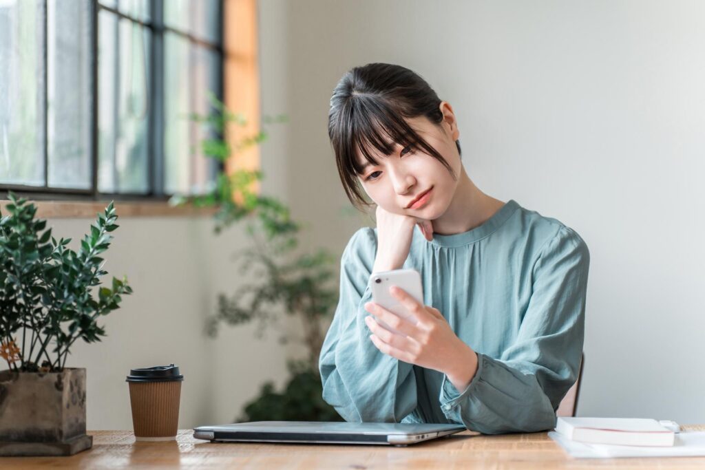 スマホとPCを併用したFX取引を検討する女性