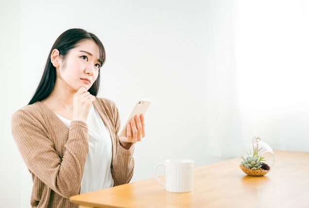 スマホFXの損失リスク対策を考える女性