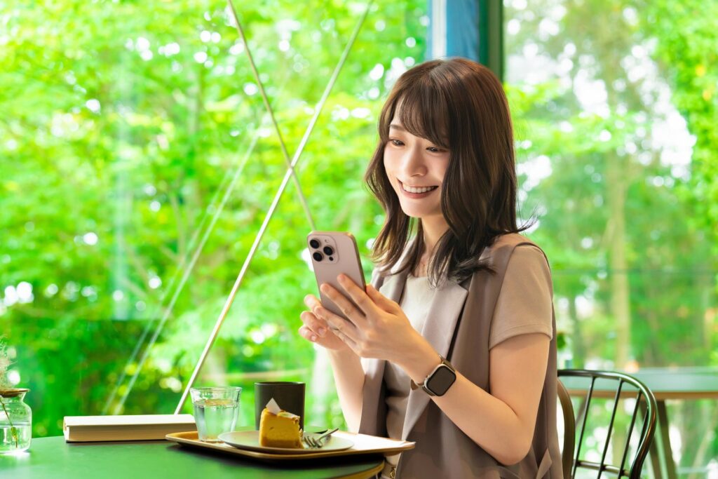 スマホでFXの口座開設手順を確認する女性