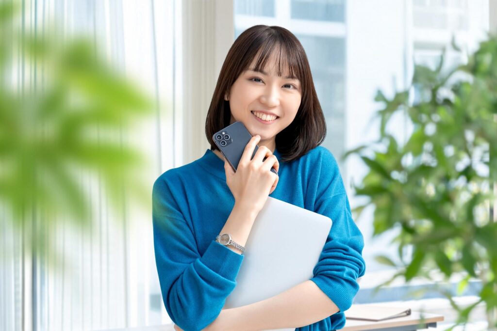 スマホFXのリスク管理を確認する女性