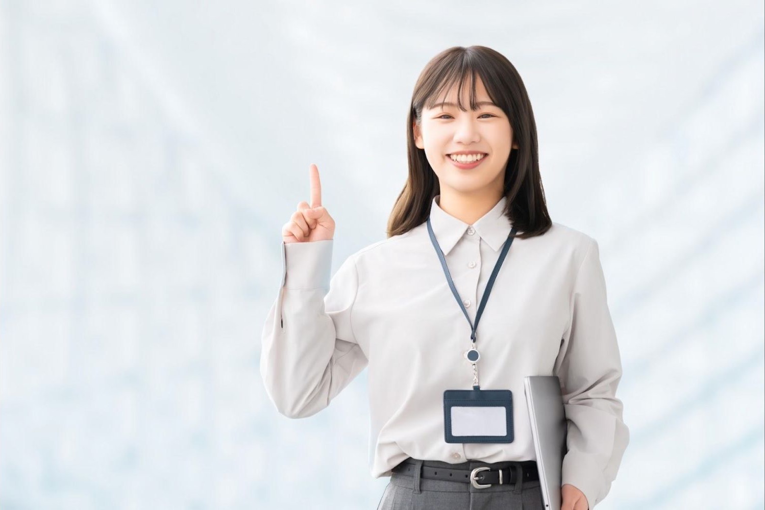 指を立ててポイントを説明する女性会社員