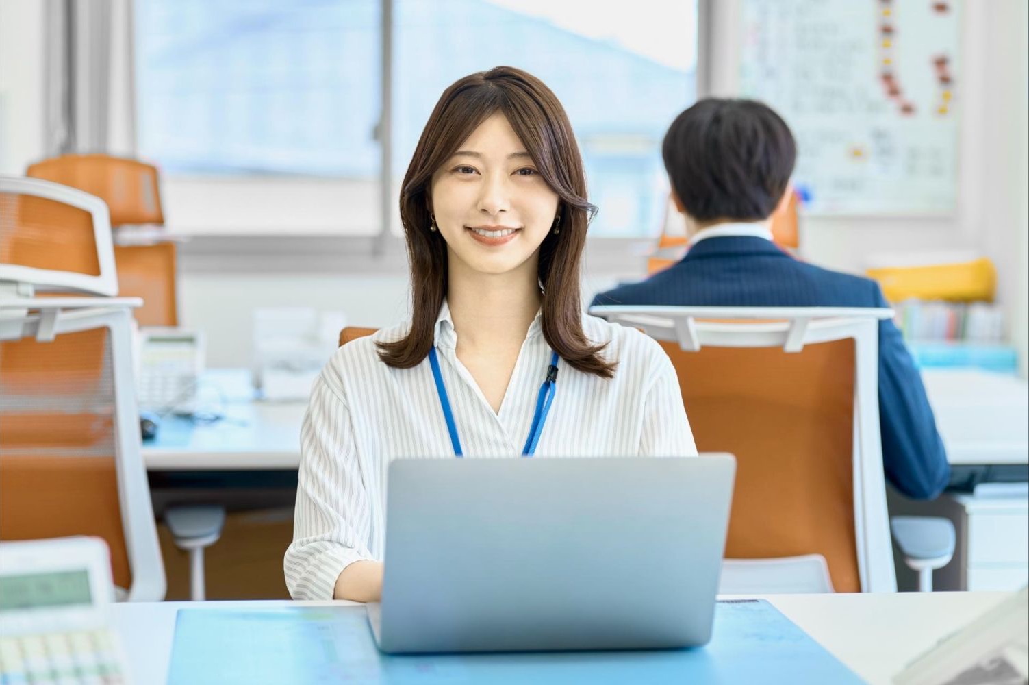 オフィスでノートパソコンを操作する女性会社員