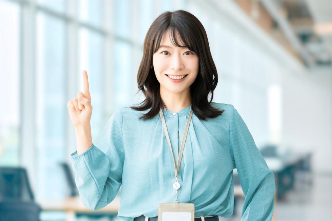 オフィスで人差し指を立てて説明する女性