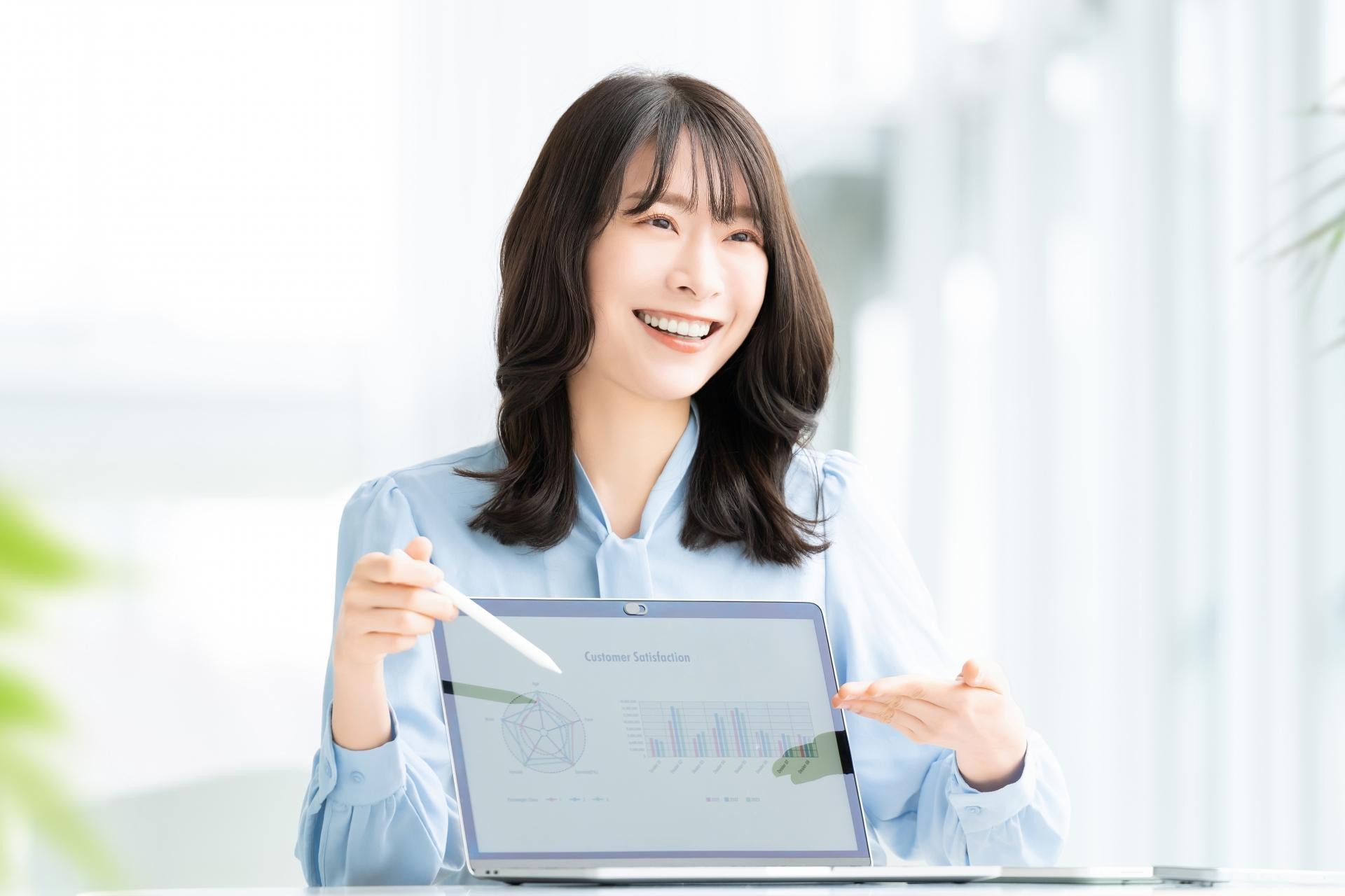 笑顔で対話をする女性・ビジネスウーマン