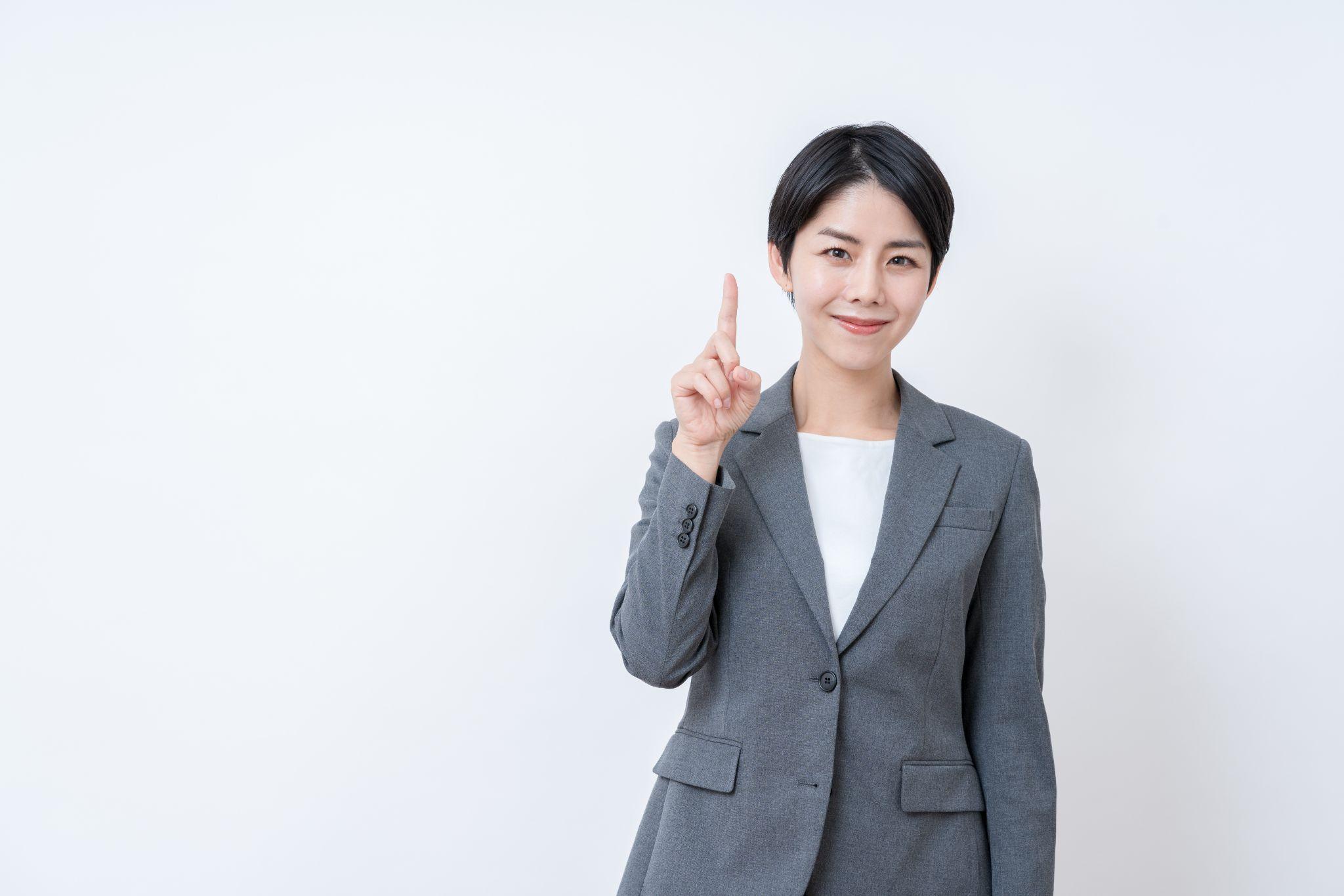 提案するビジネスパーソンの女性。