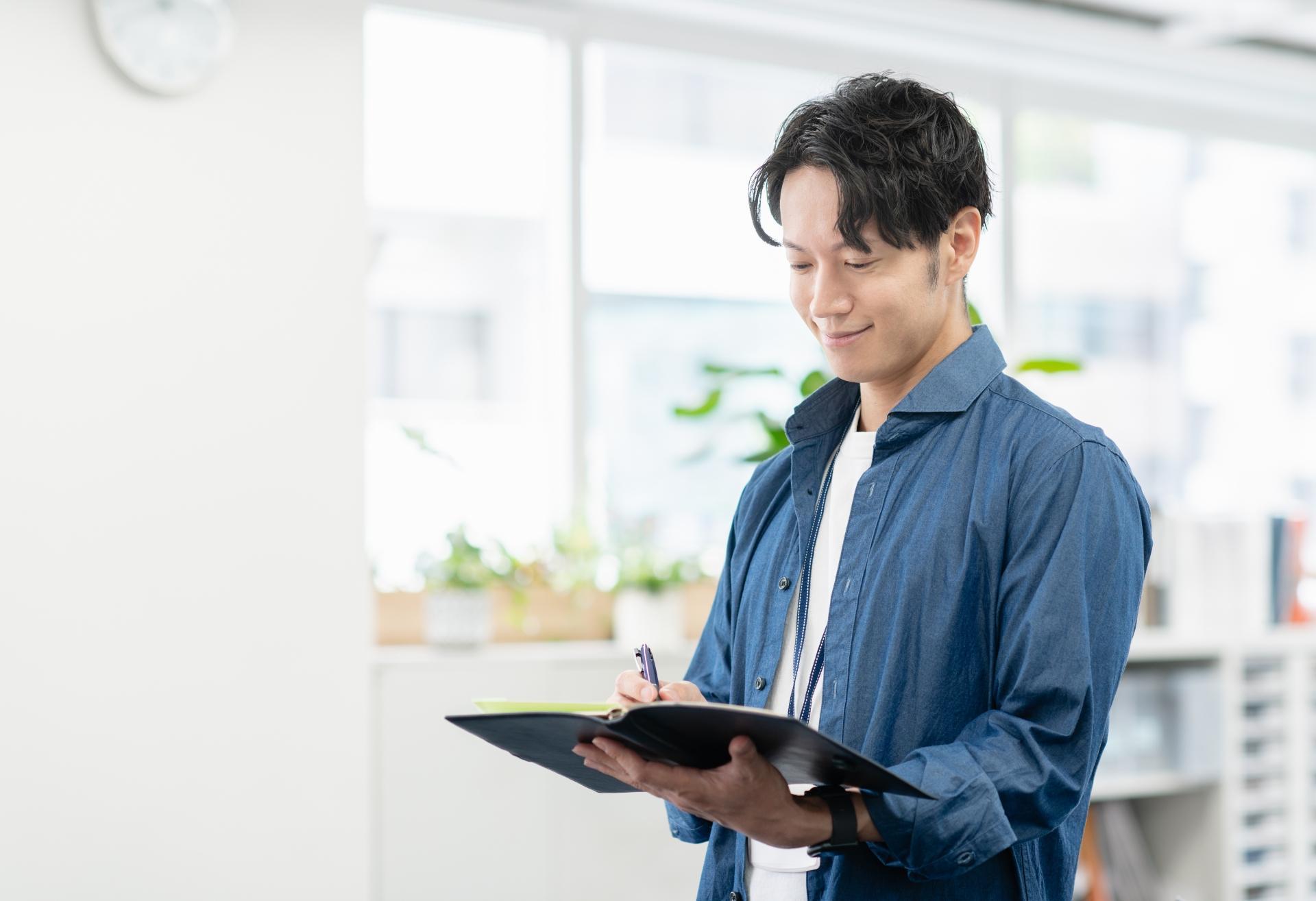 オフィスで仕事する若いビジネスマン