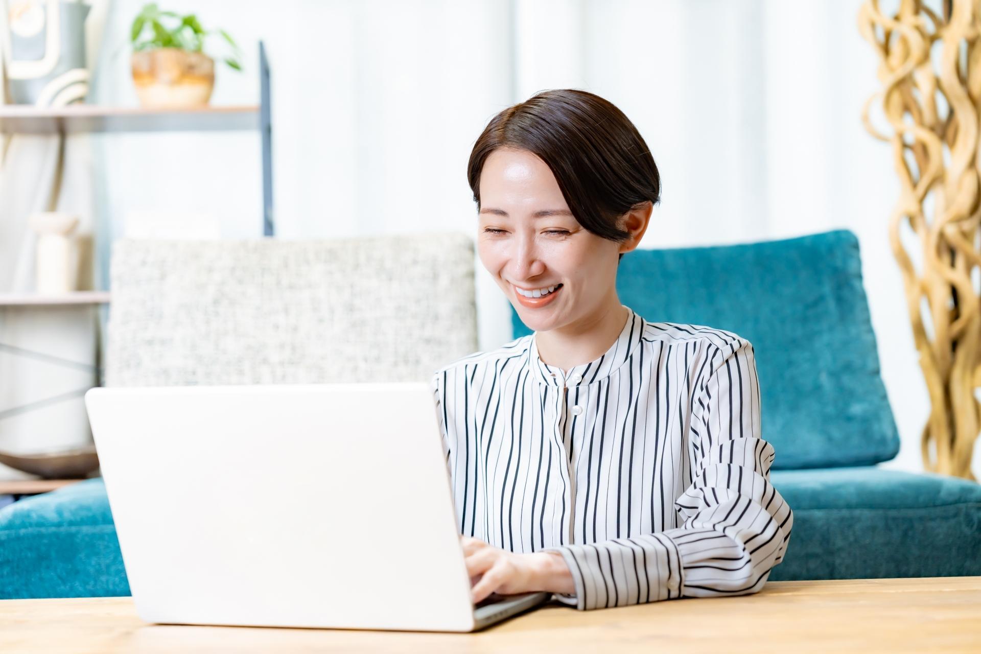 パソコン作業をする女性