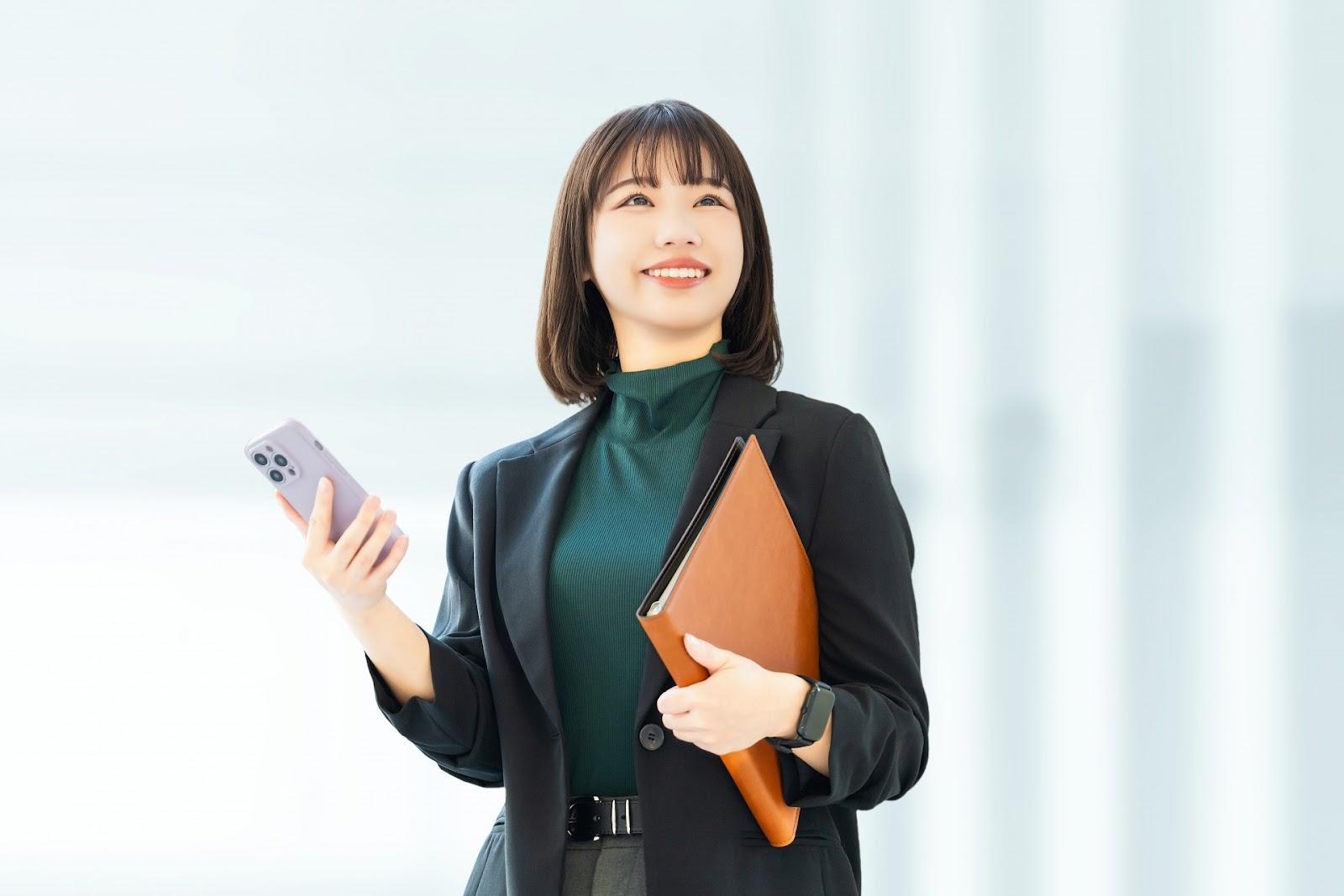 スマホを持つ若い女性・ビジネスウーマン