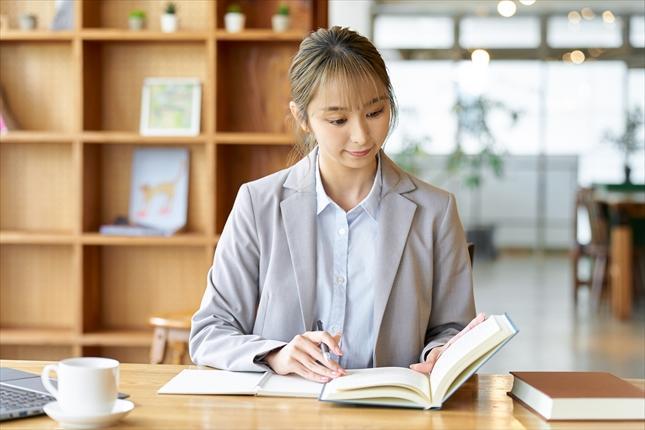 カフェで勉強をするビジネスウーマン