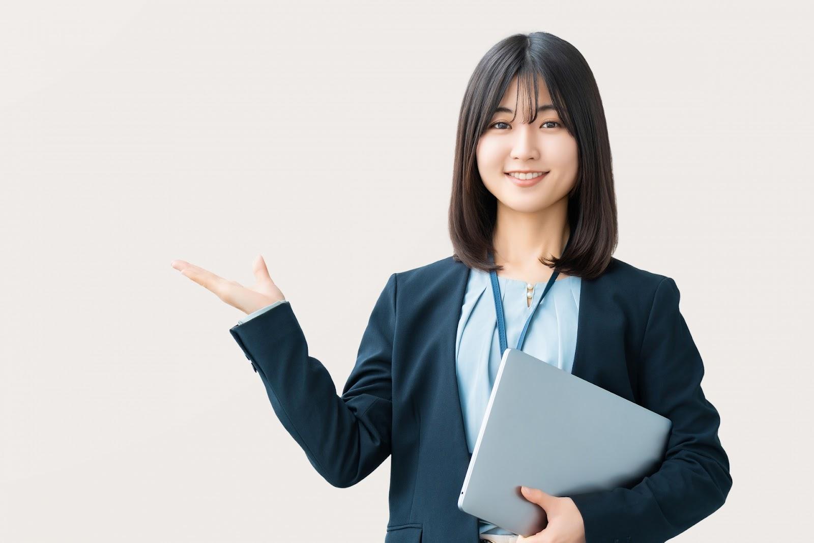 手で案内をする女性・ビジネスウーマン