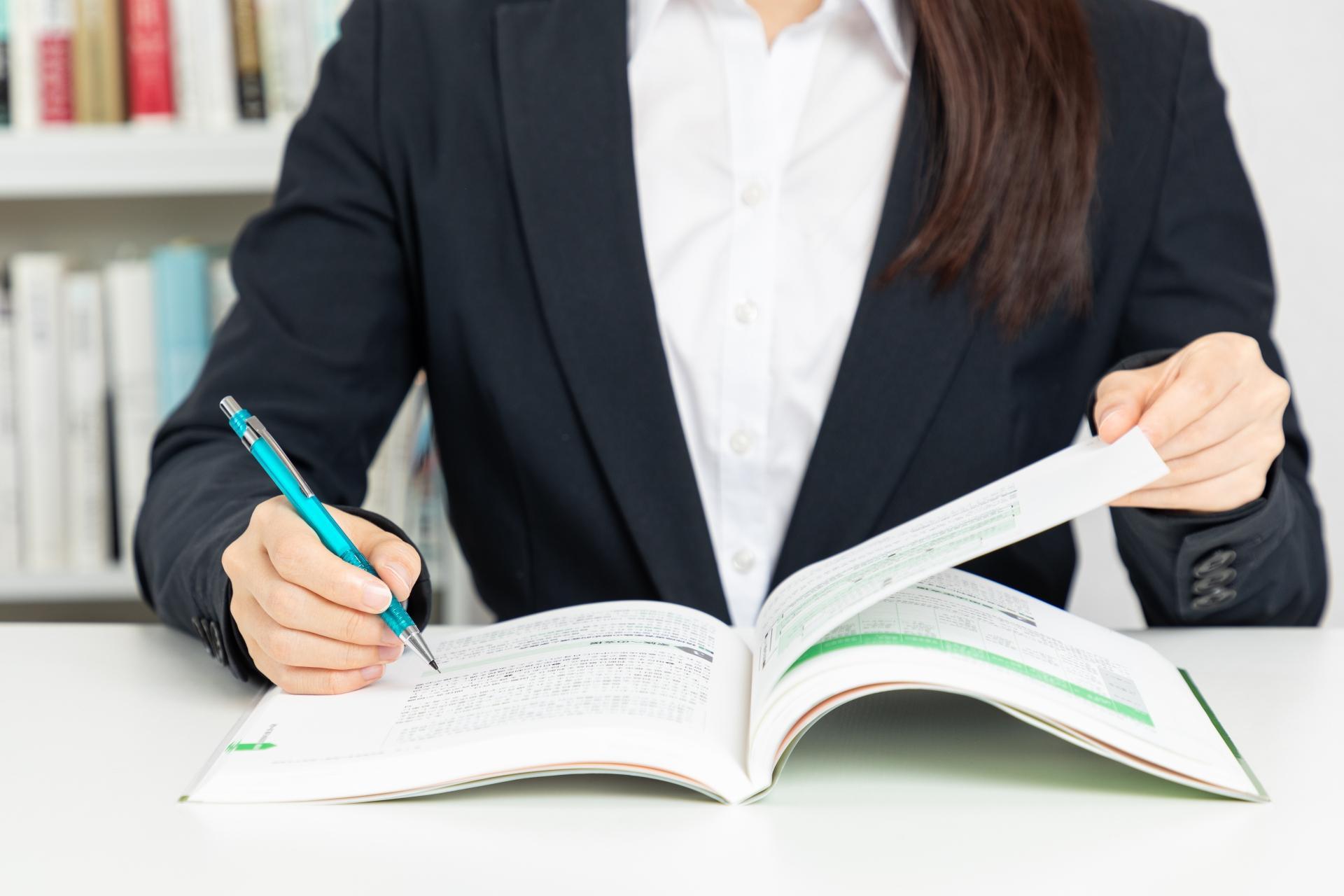 勉強をする社会人の手元