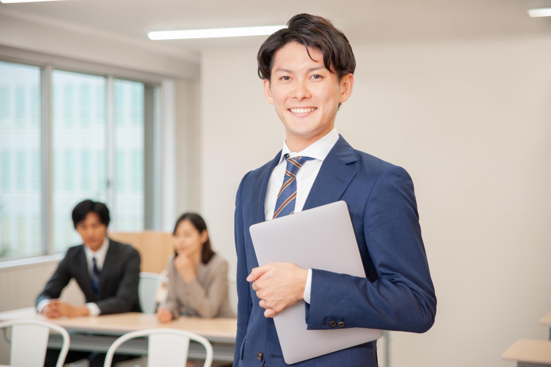 公務員はFXをしても大丈夫？副業規定との関係と確定申告・取引の注意点を解説