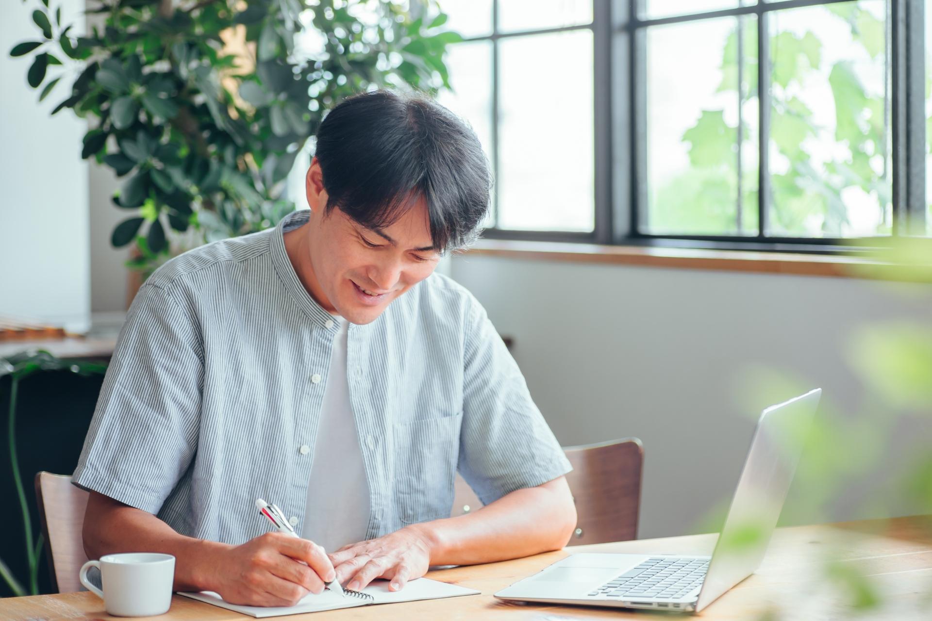 カフェで勉強する男性(考える)