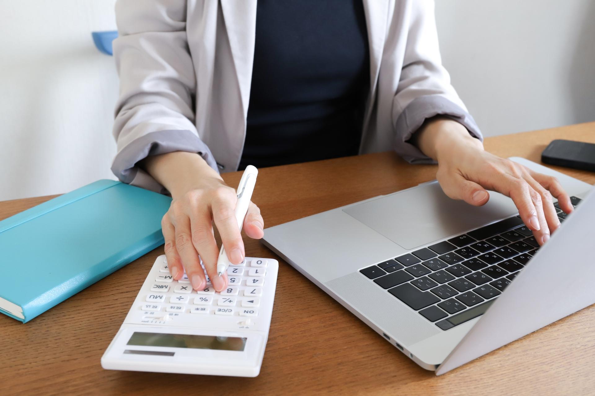 計算機とパソコンを使う手元