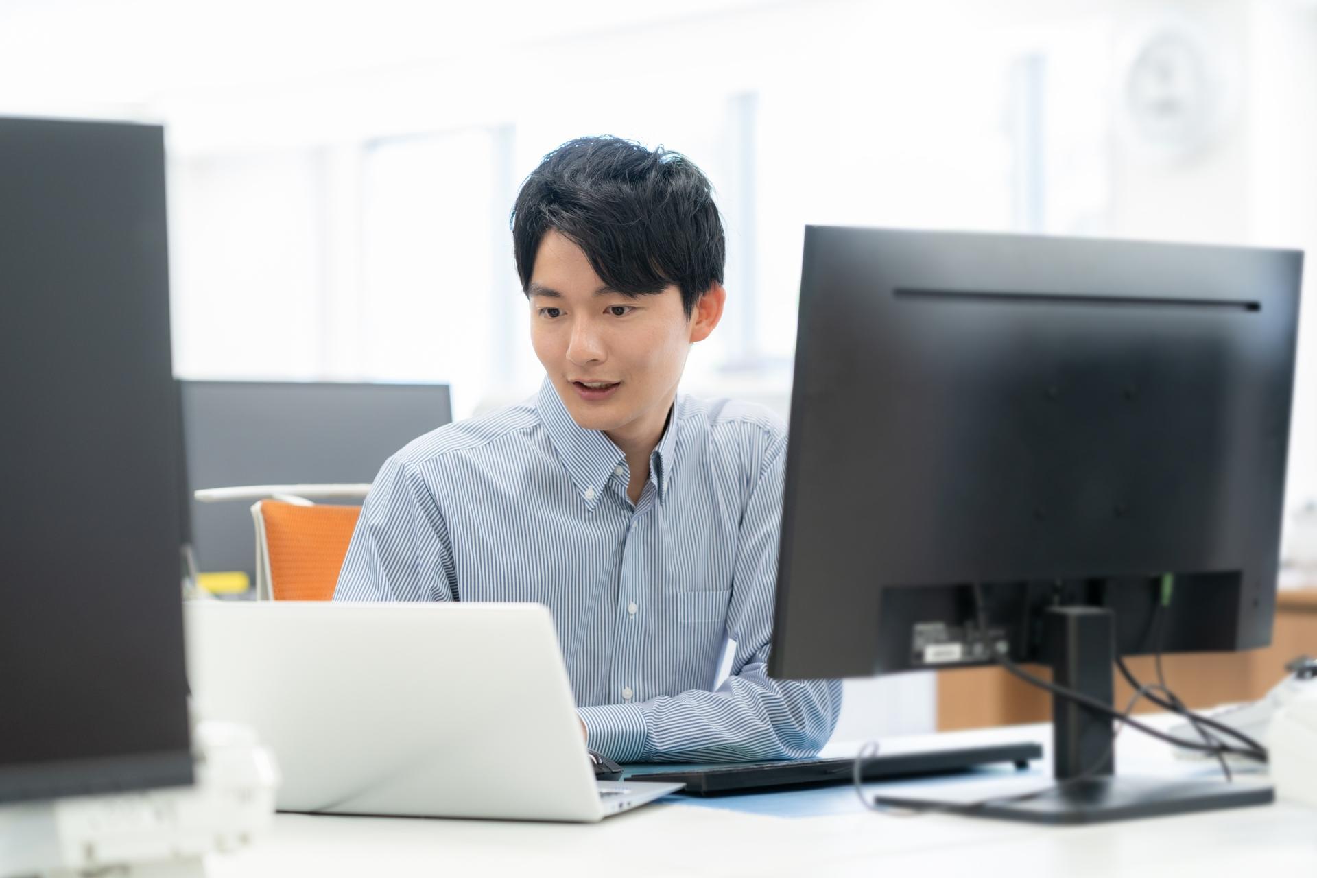 オフィスで働く男性エンジニア