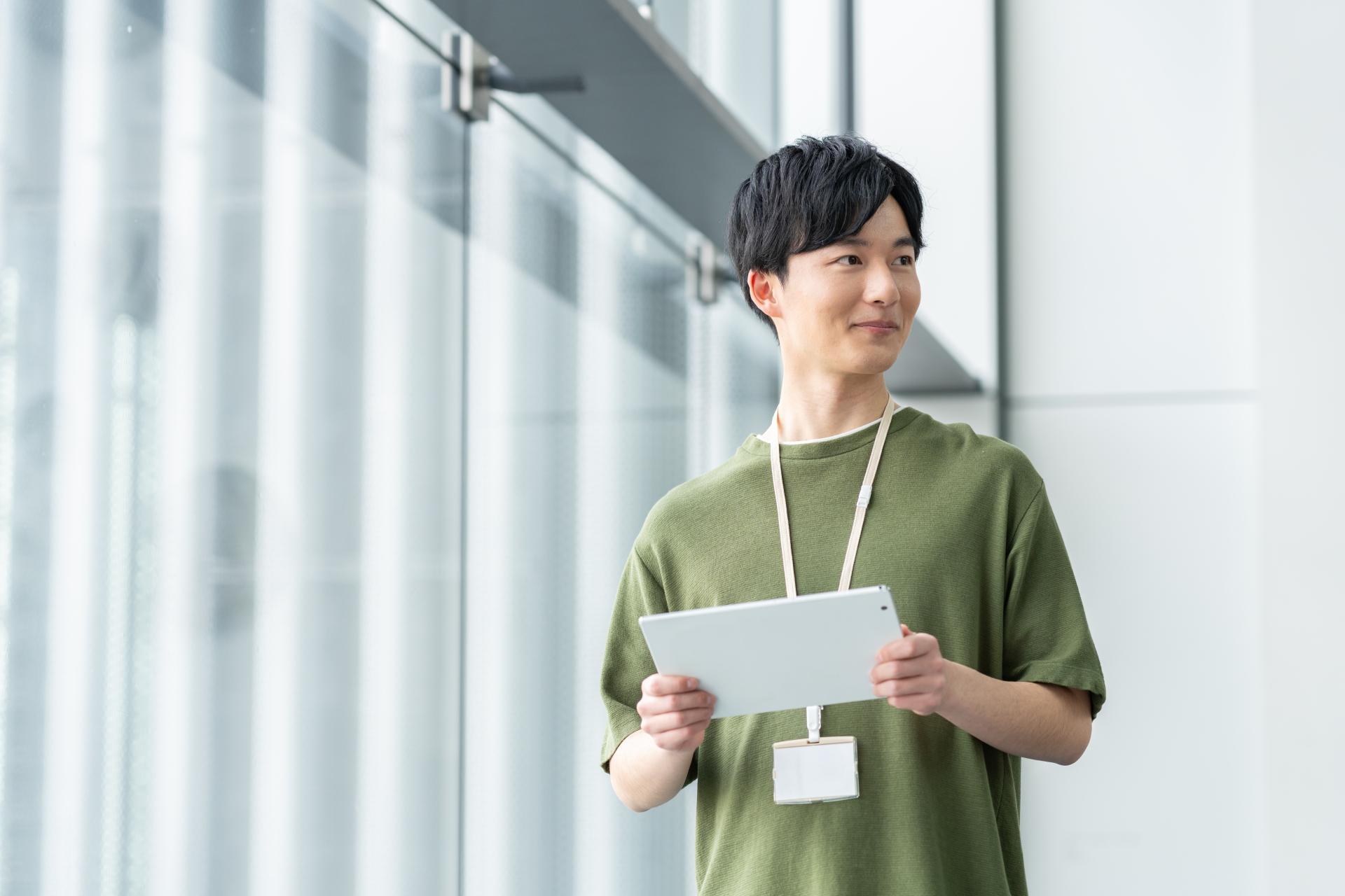 オフィスで働く若いエンジニア