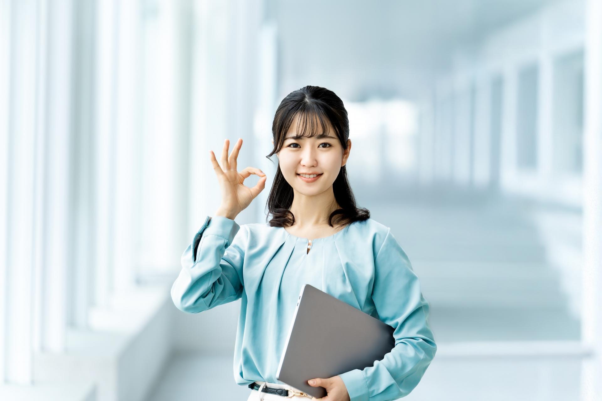 OKポーズをする女性・ビジネスウーマン