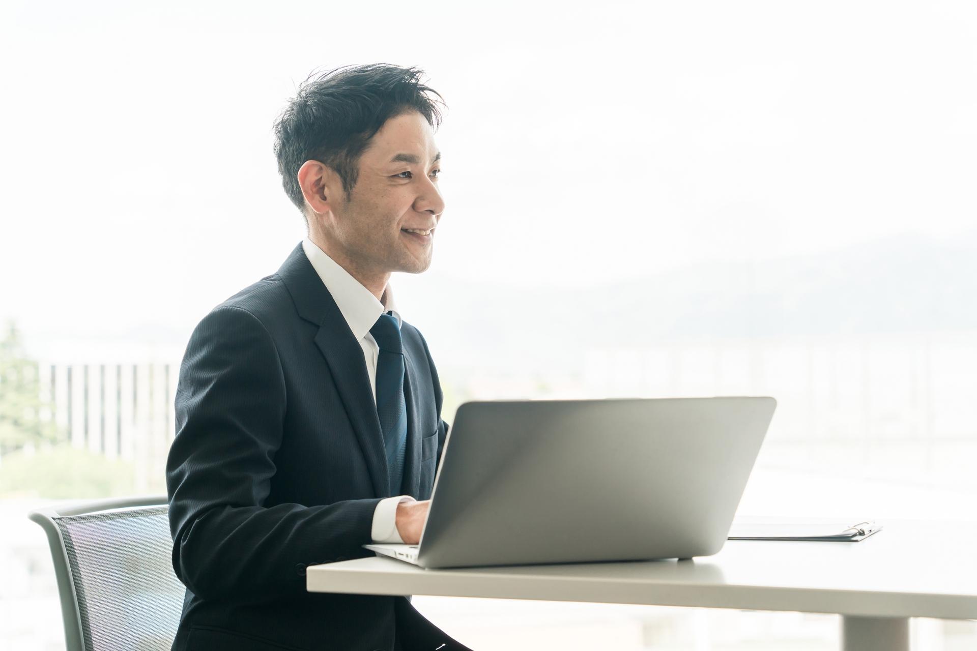 オフィスで会議を行うビジネスマン男性