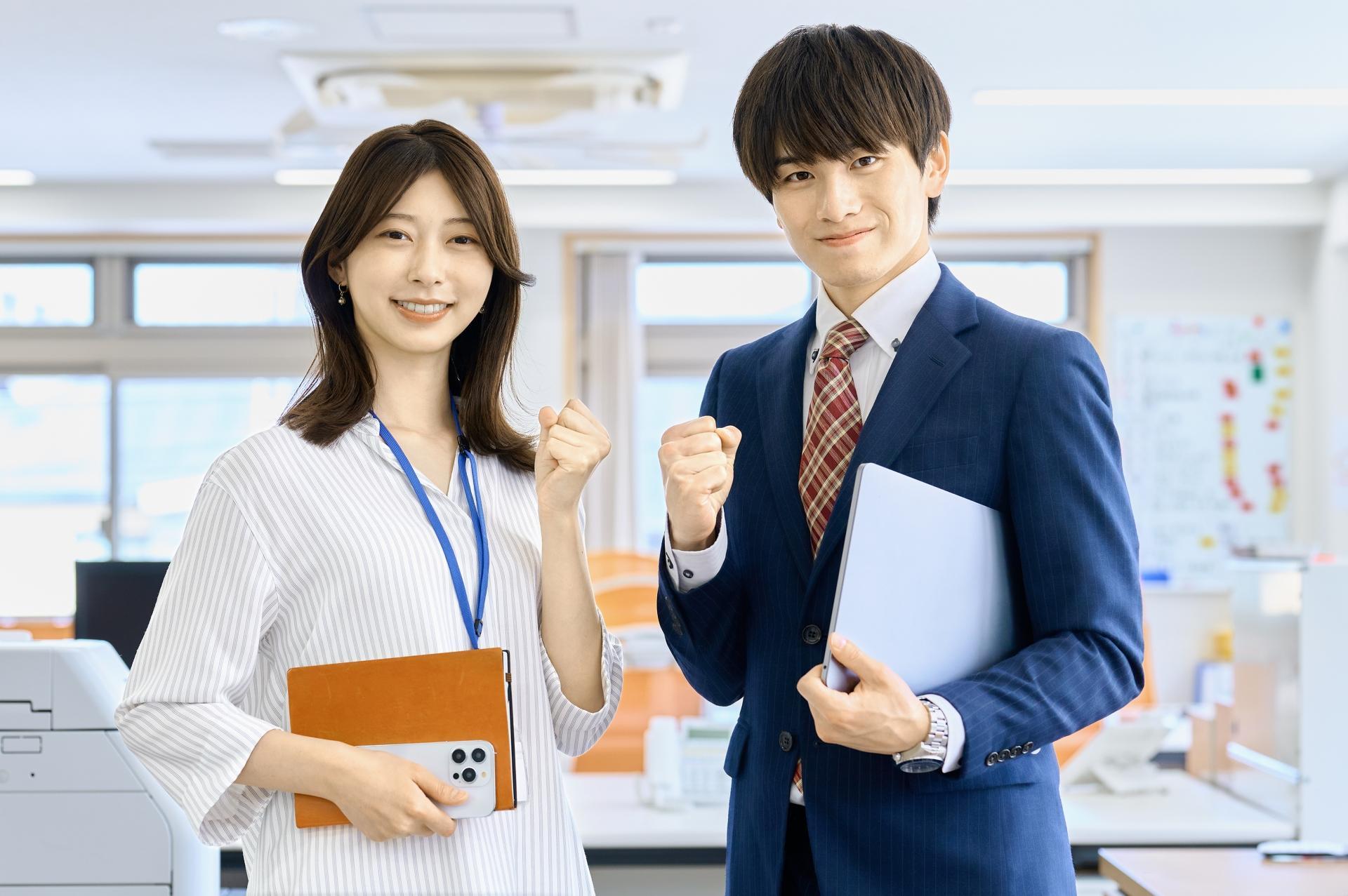 ガッツポーズする社員 ビジネス 男女