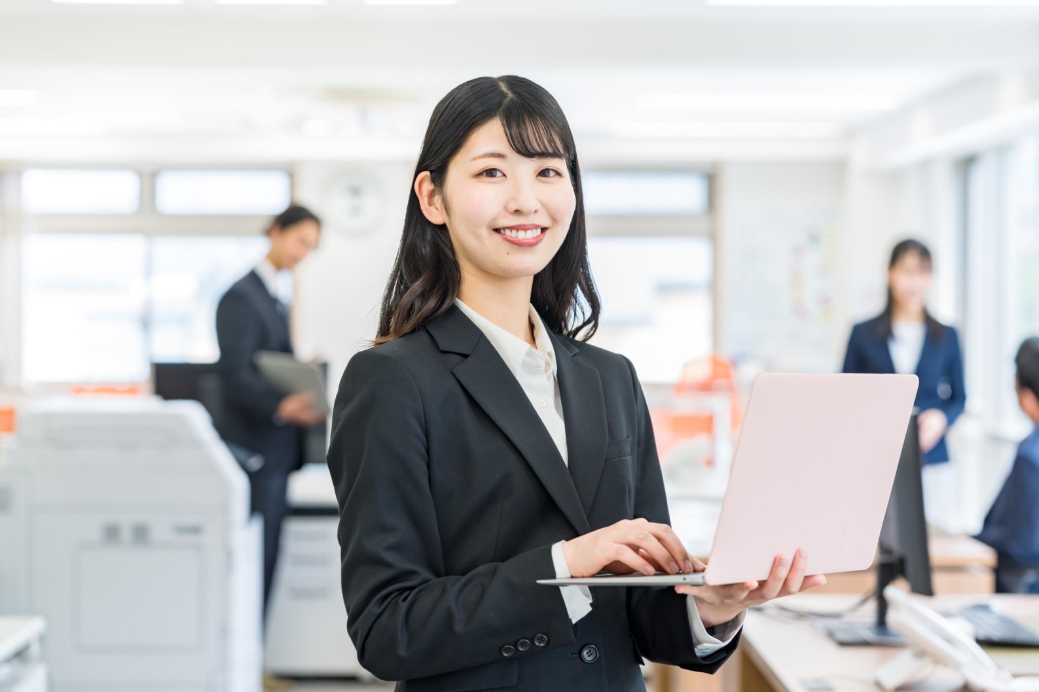 オフィスで働くビジネスウーマン