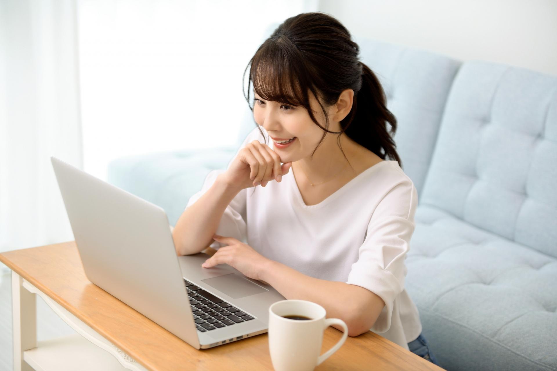 テレビ電話中の女性
