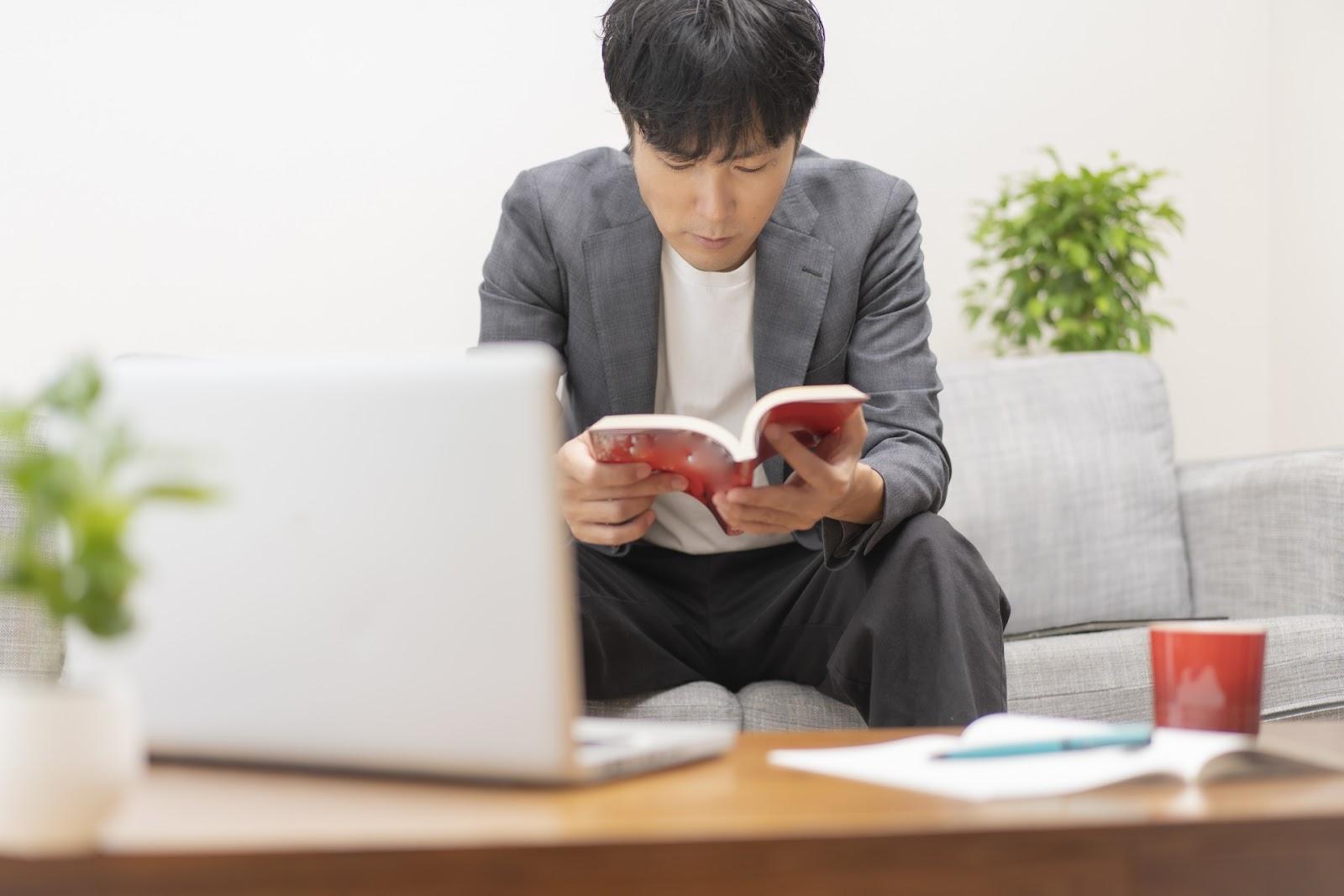 ビジネス 人物 学習 パソコン