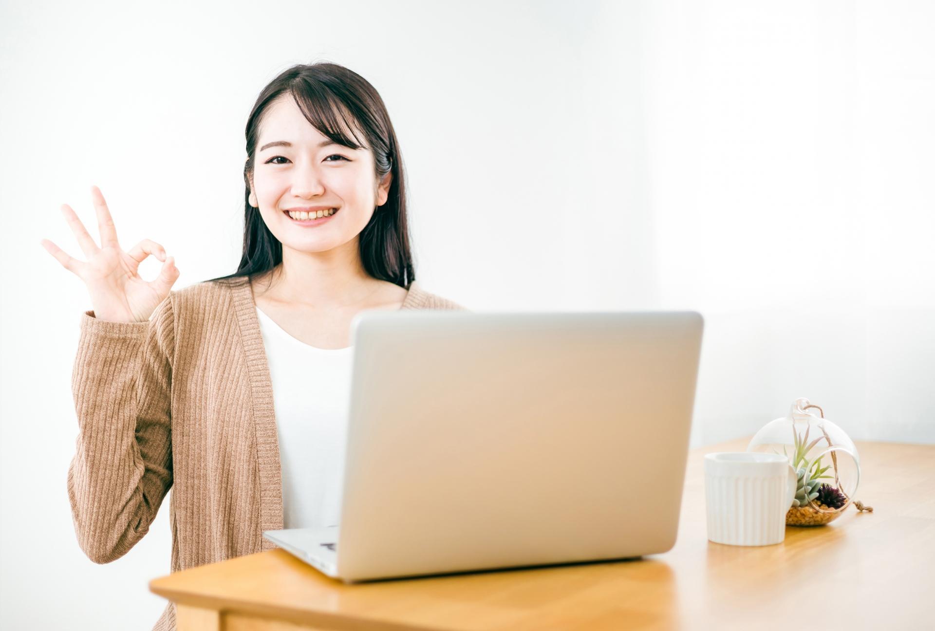家でノートパソコンを使う女性(OK)