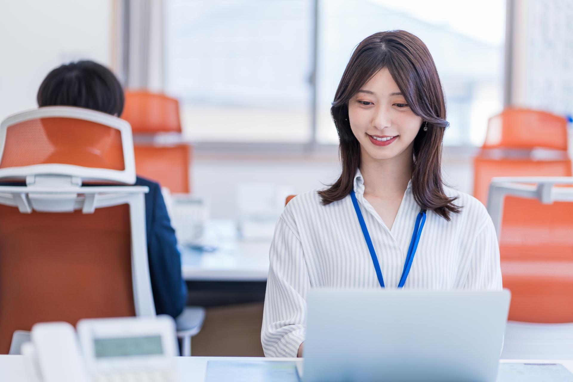 オフィスで働く若い女性。
