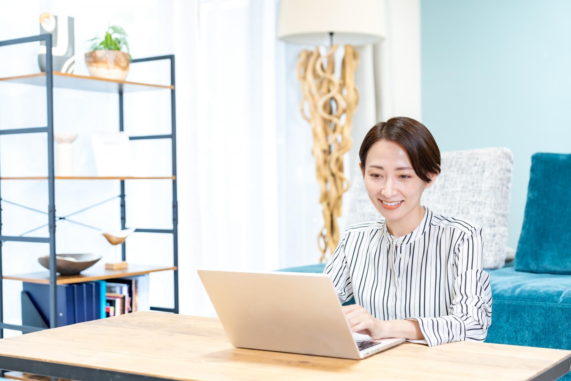 パソコン作業をする女性