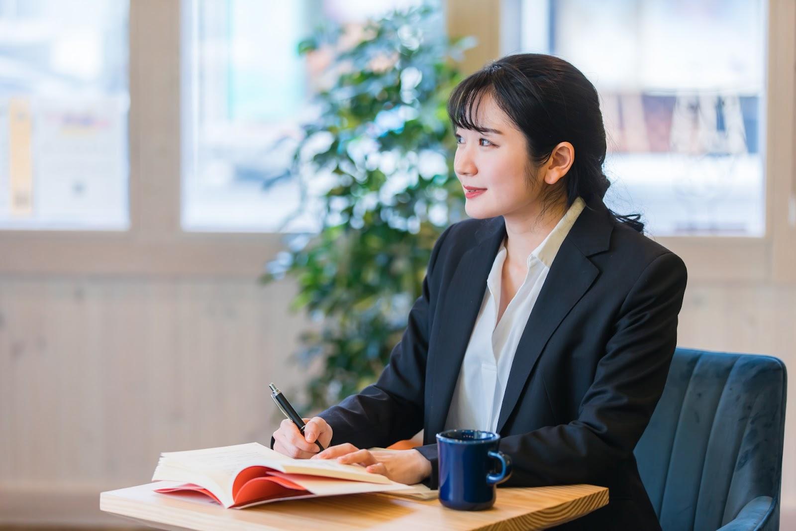 机で勉強する女性