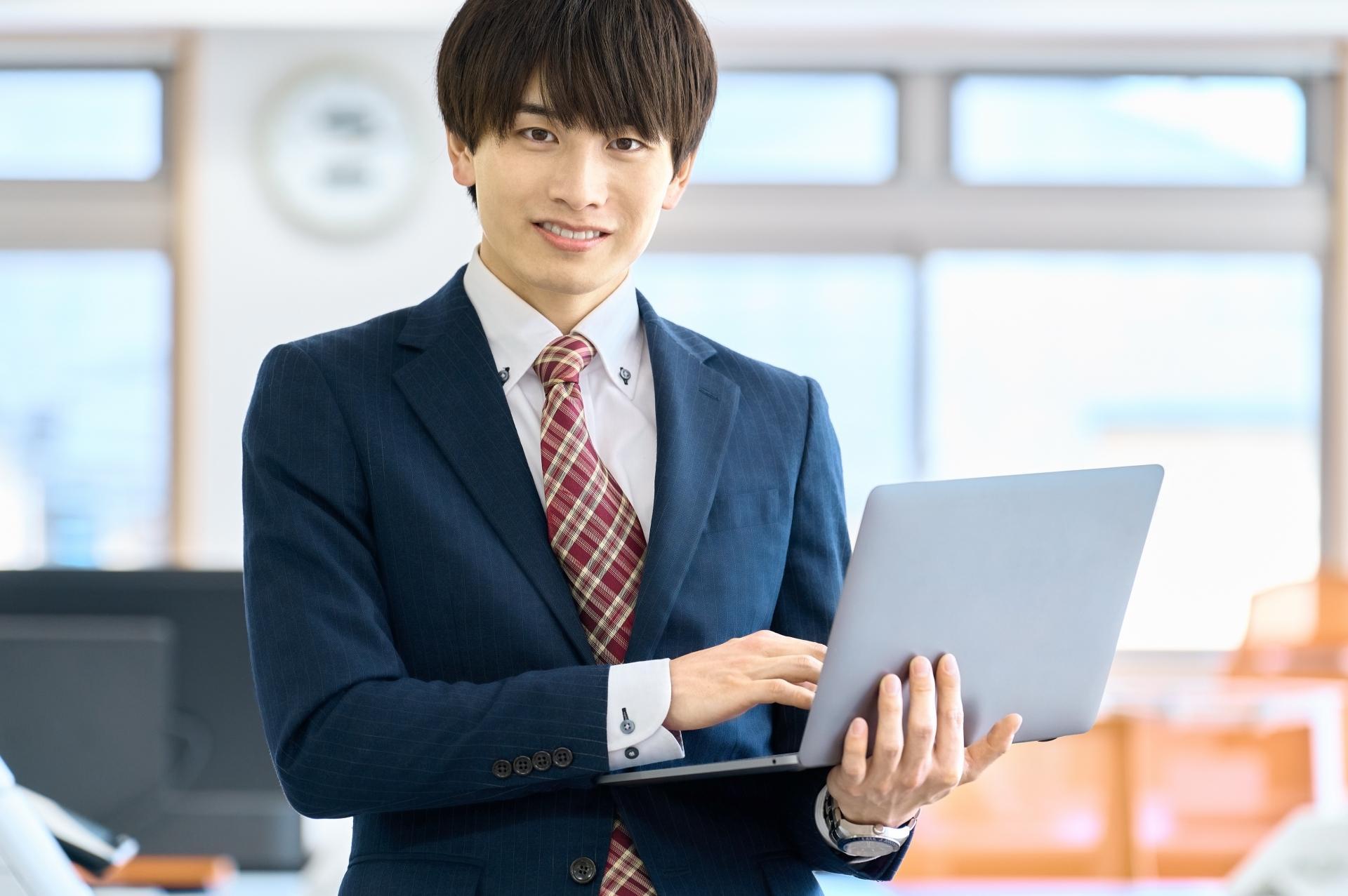 説明するビジネスマン ノートパソコン