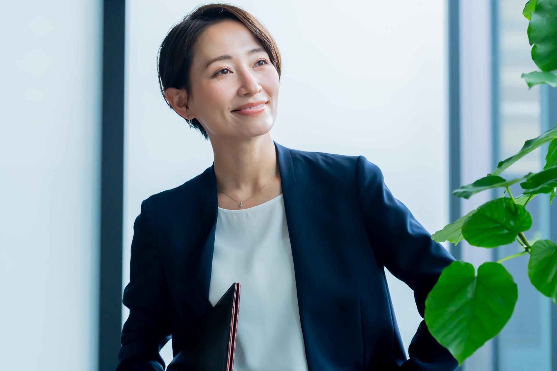 窓を見る女性