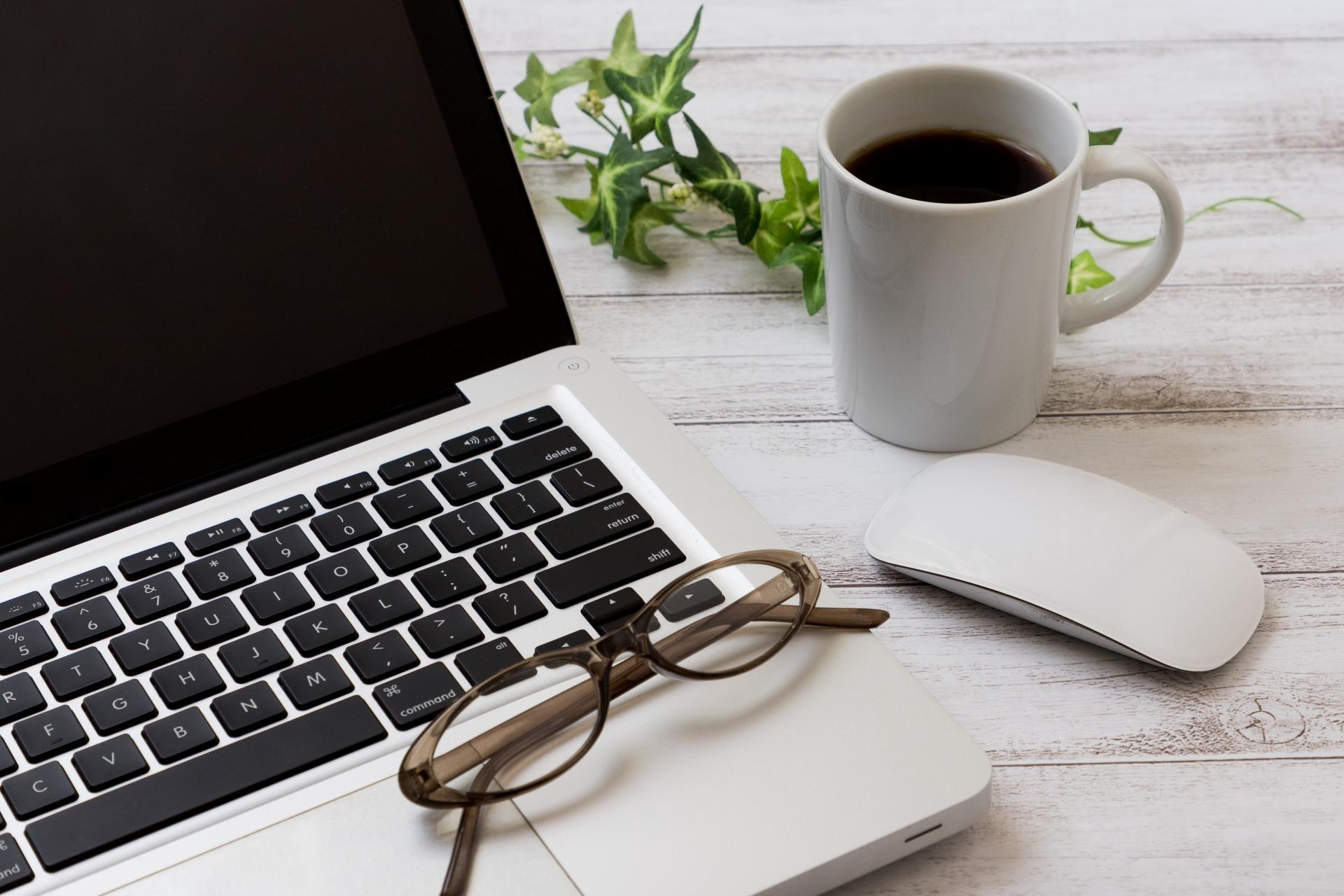パソコン デスクイメージ ! パソコン マウス コーヒー メガネ