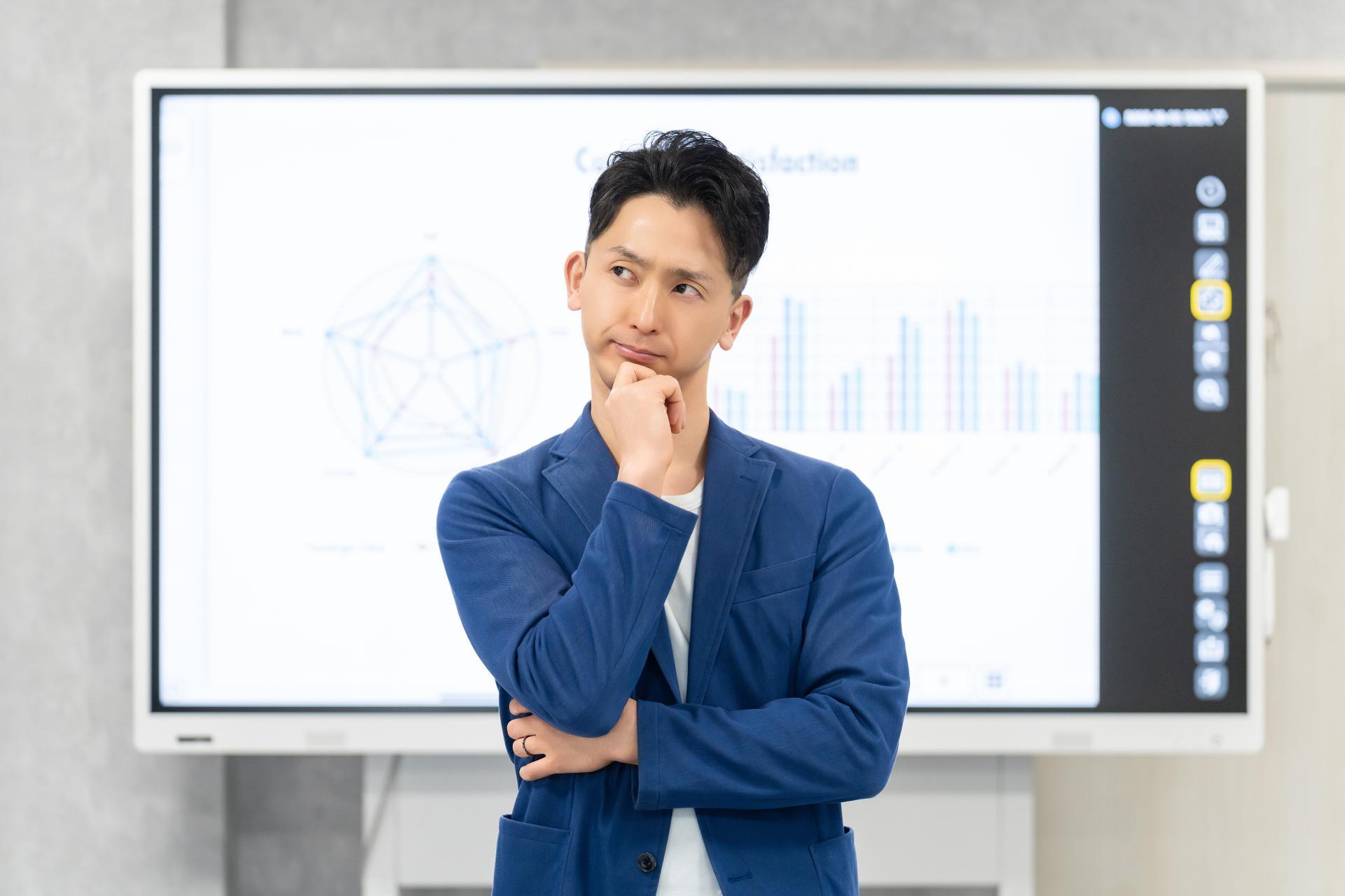 真剣な表情で考える男性ビジネスマン