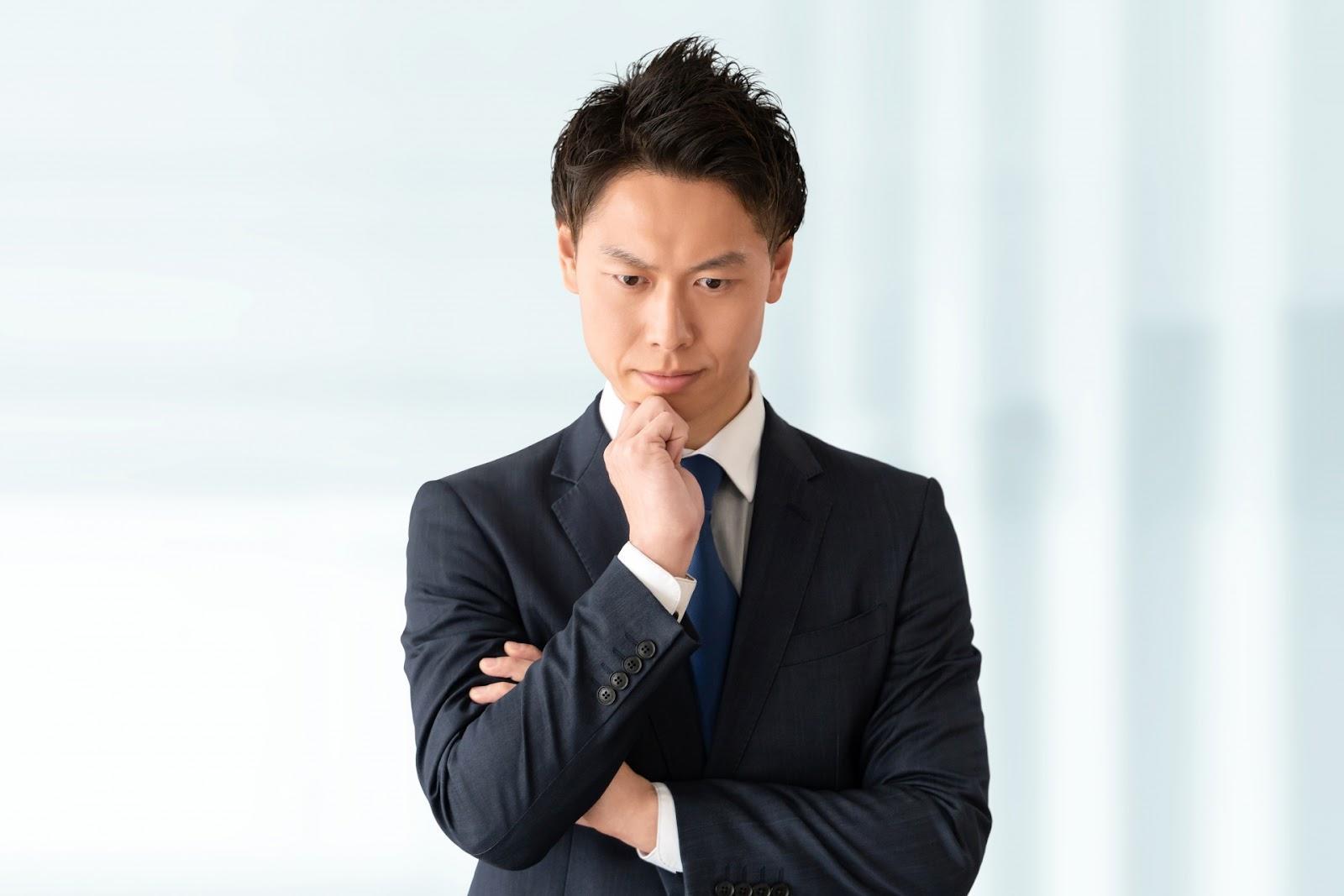 真剣な表情で考える男性ビジネスマン