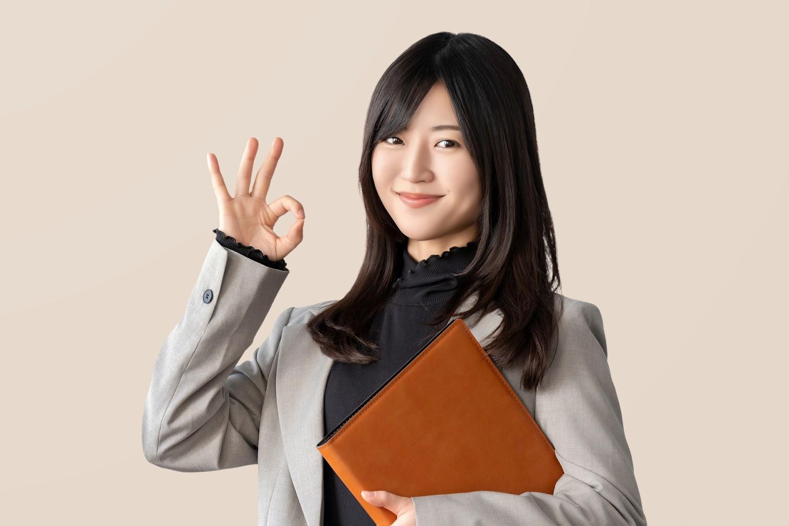 OKポーズをする女性・ビジネスウーマン