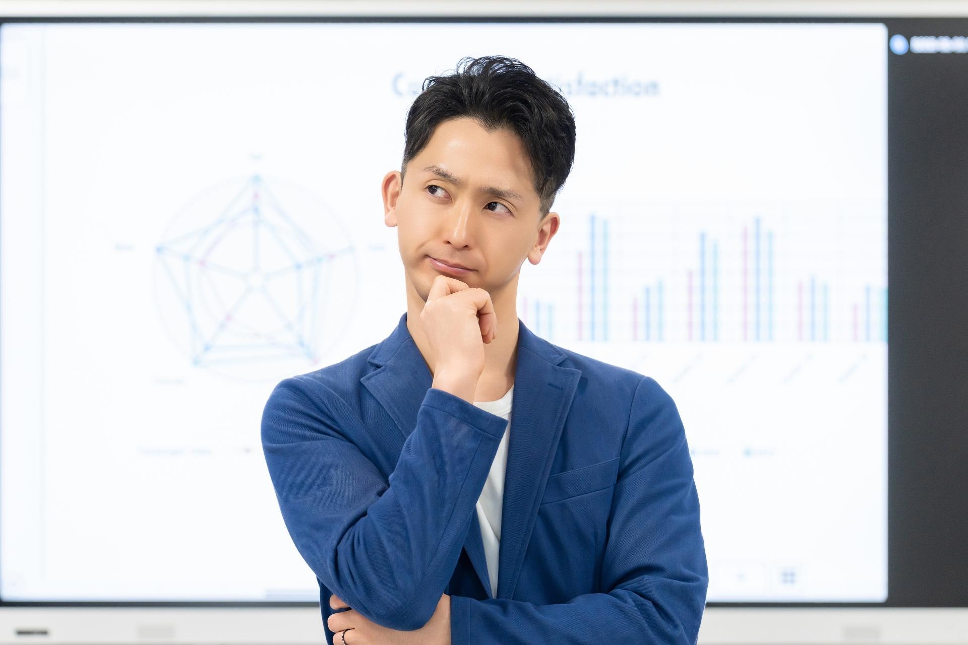 真剣な表情で考える男性ビジネスマン