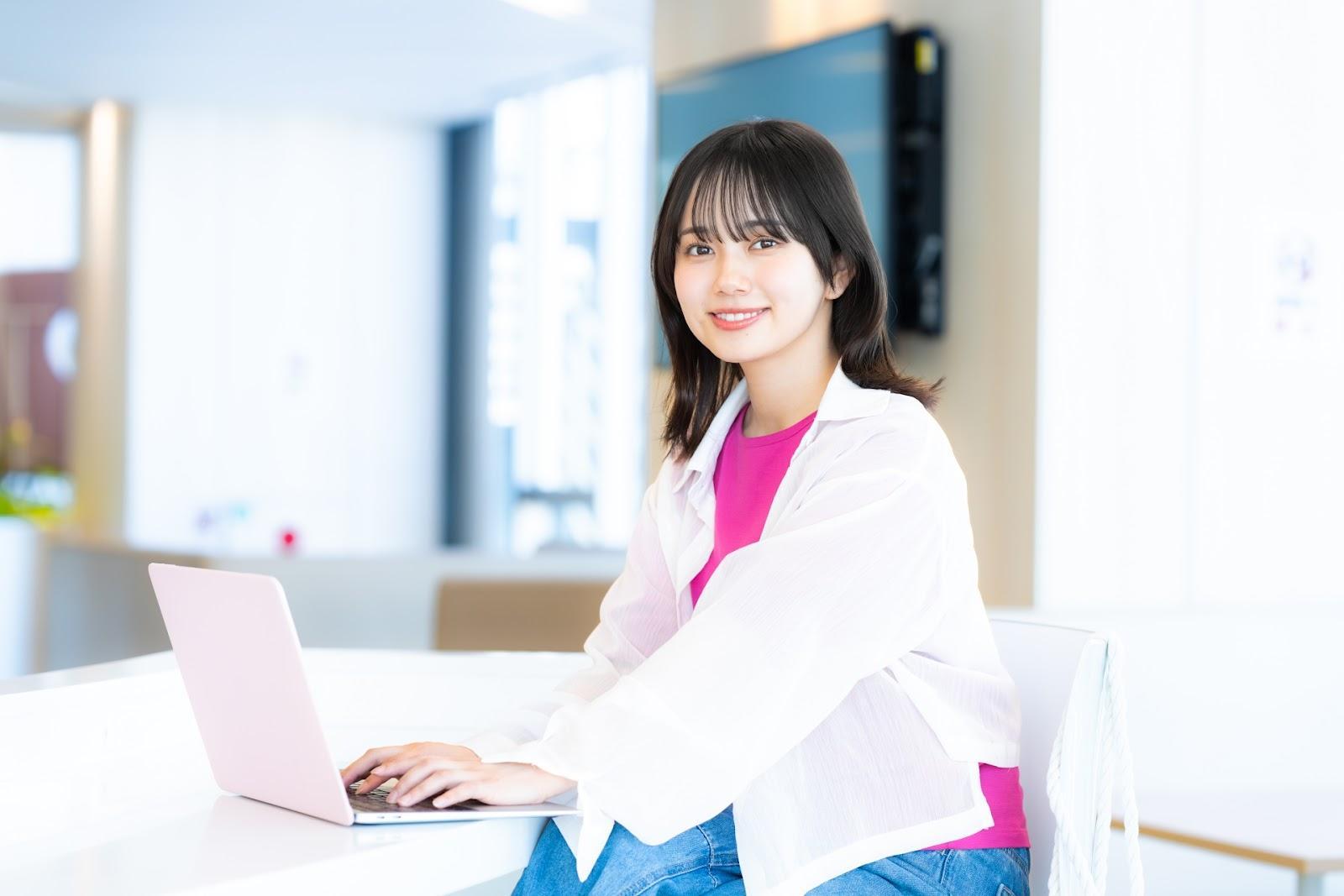 オフィスで働くビジネスウーマン