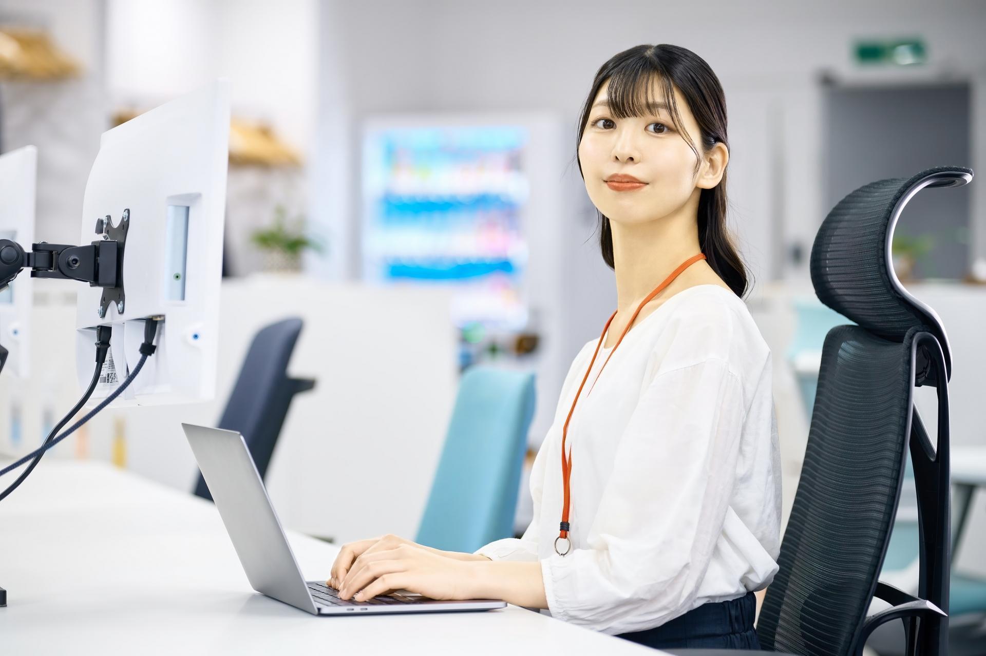 ビジネスウーマン 若い女性 オフィス