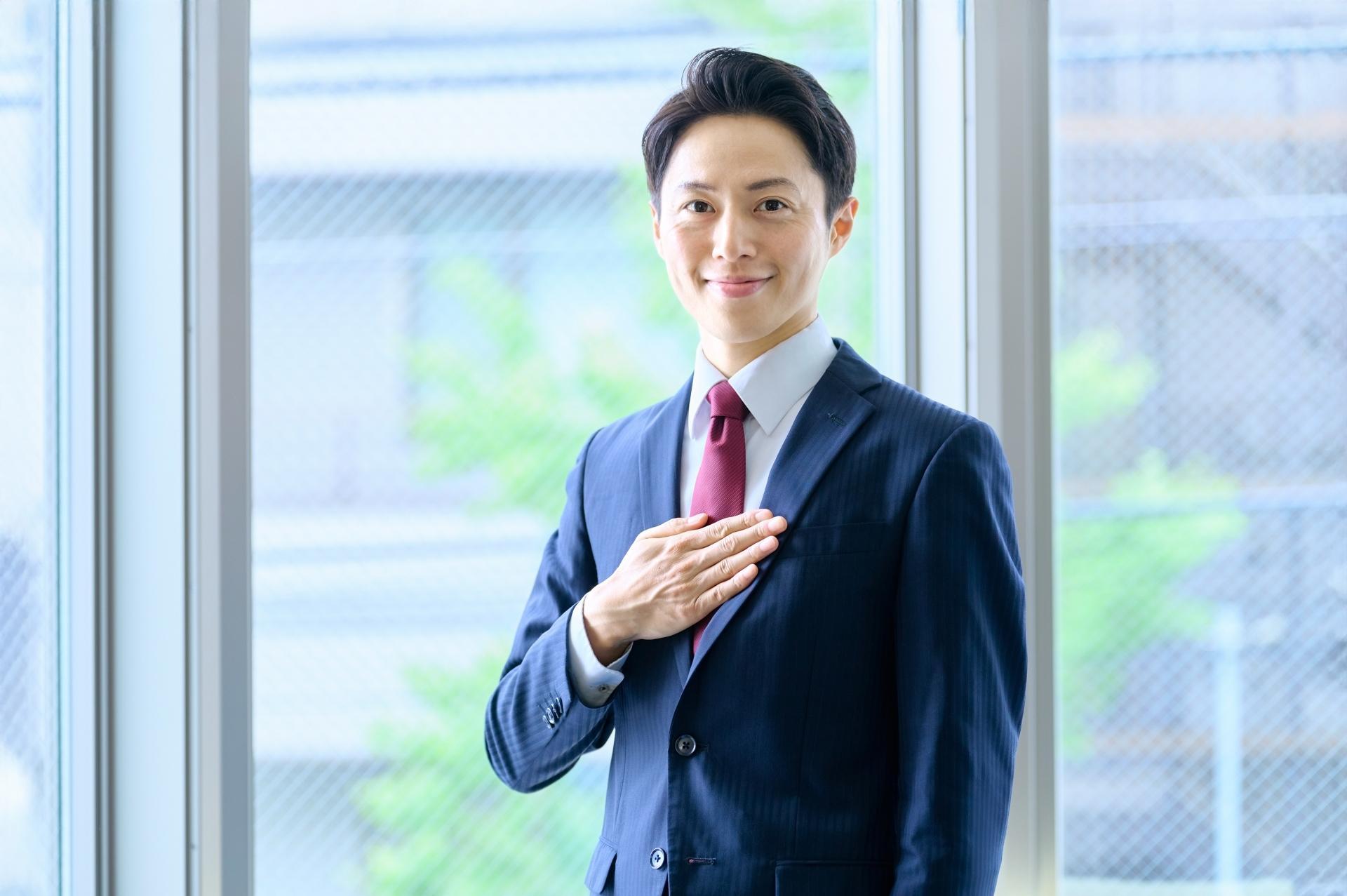 胸に手を置くビジネスマン 信頼
